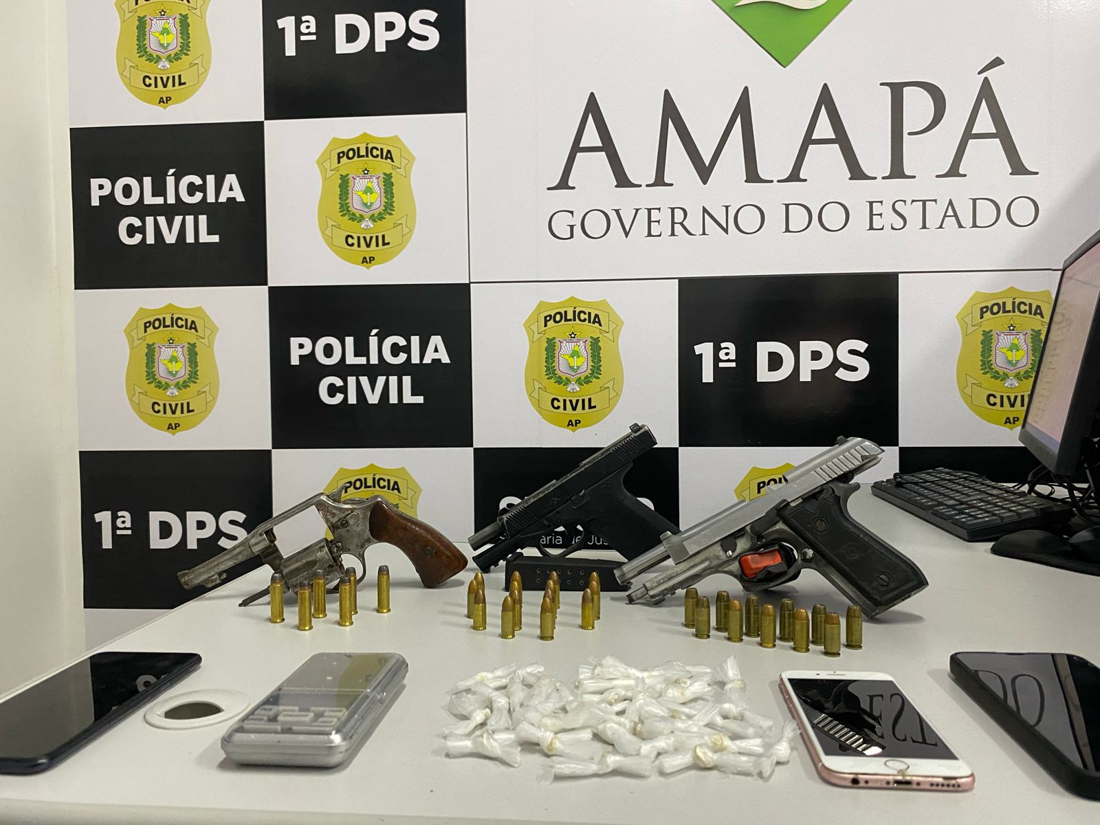 EM SANTANA, POLÍCIA CIVIL REALIZA OPERAÇÃO QUE RESULTA NAS PRISÕES DE DOIS INDIVÍDUOS E NAS APREENSÕES DE UM ADOLESCENTE, TRÊS ARMAS DE FOGO, MUNIÇÕES, DROGAS E CELULARES